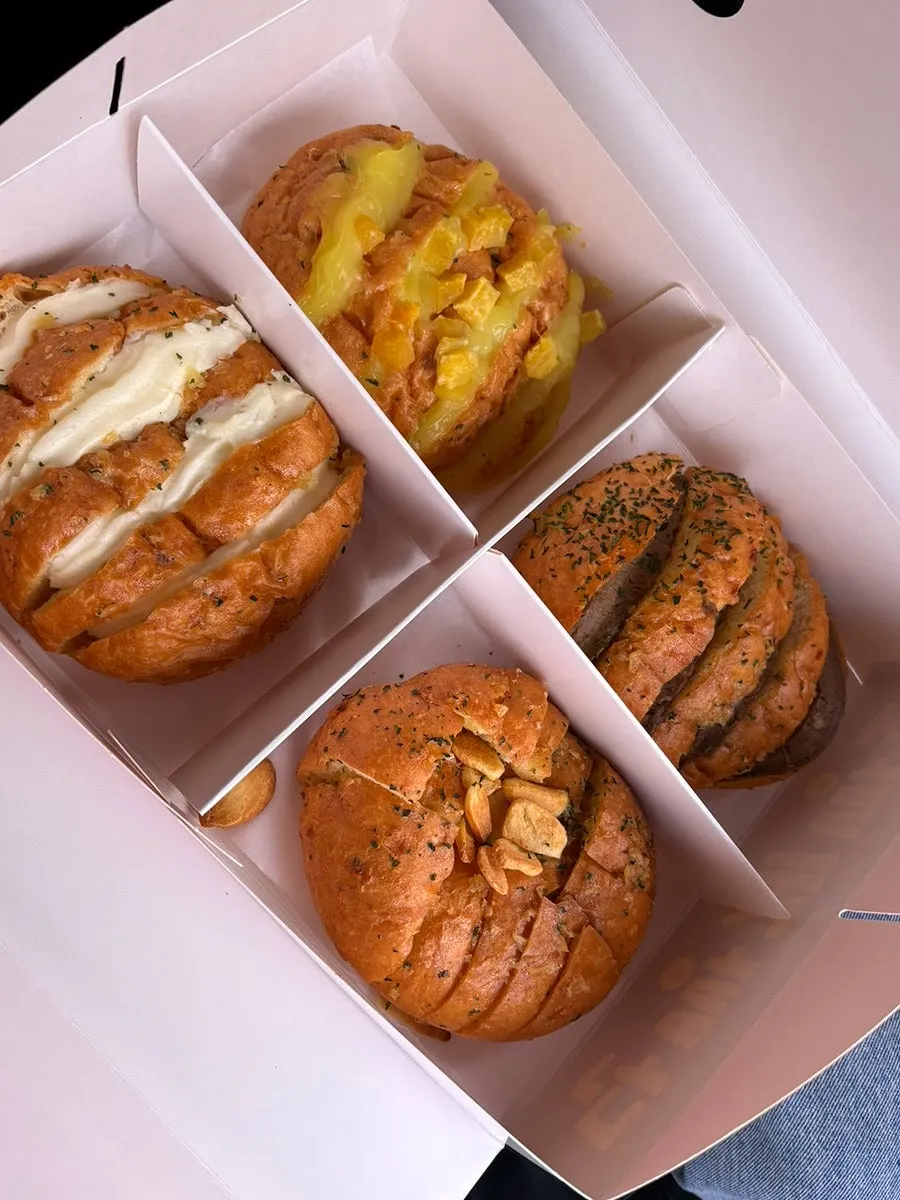 Garlic bread set box opened inside the car