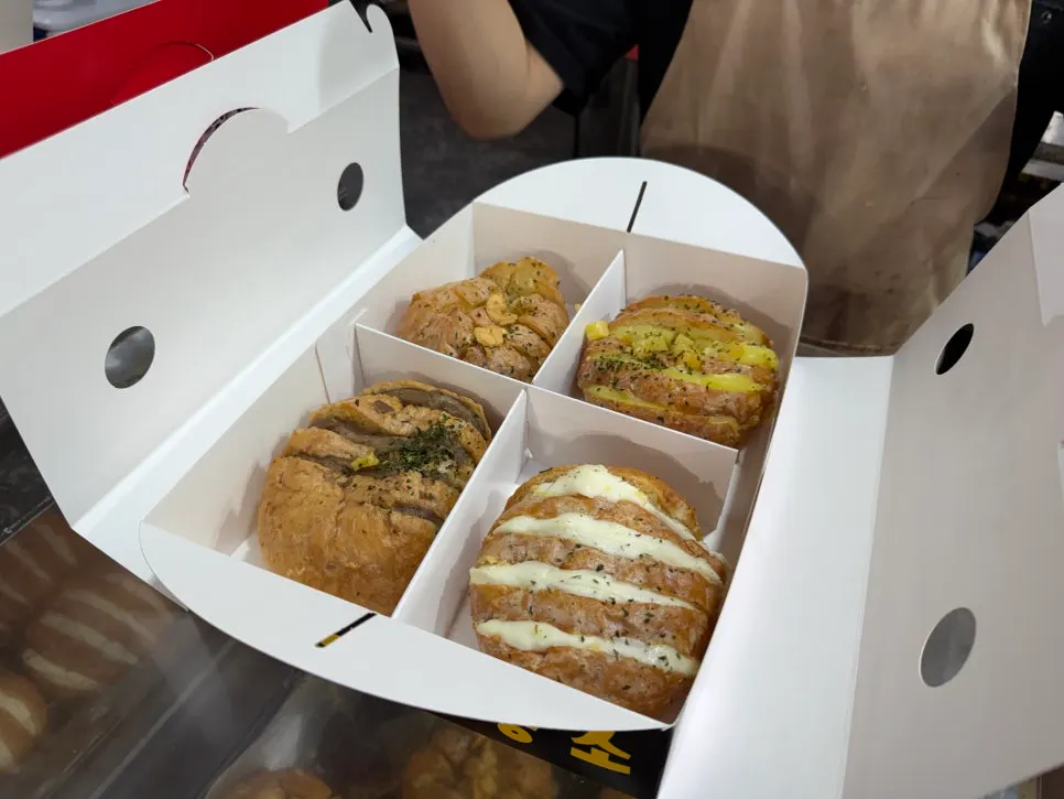 The 4-flavor garlic bread set from Danppang Bakery