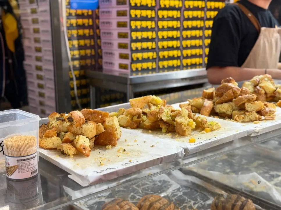 Sharing the 4-flavor garlic bread set with friends
