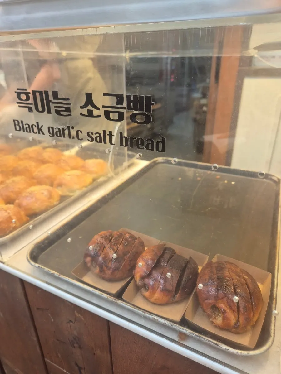 흑마늘소금빵 매장 내부 아이스크림 코너