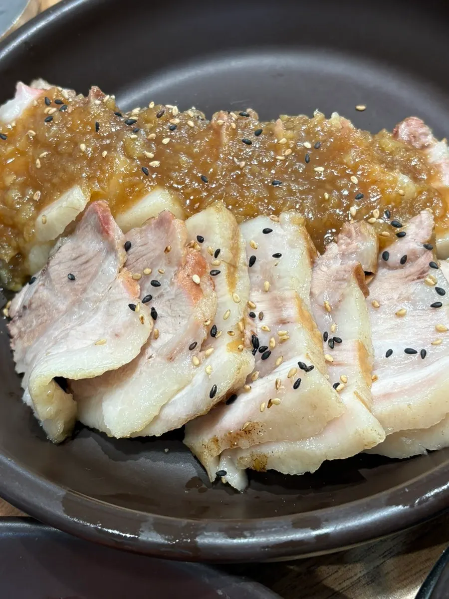 Black garlic sauce boiled pork and wrap greens