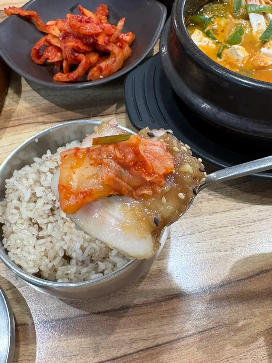 Rice cooked with black garlic extract