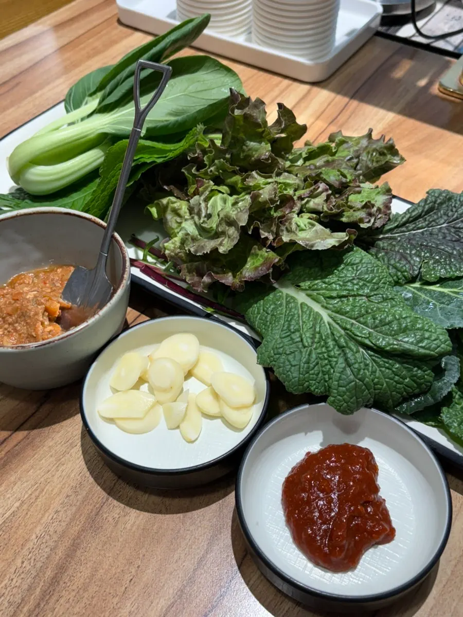 Kimchi, boiled pork, and black garlic rice combination