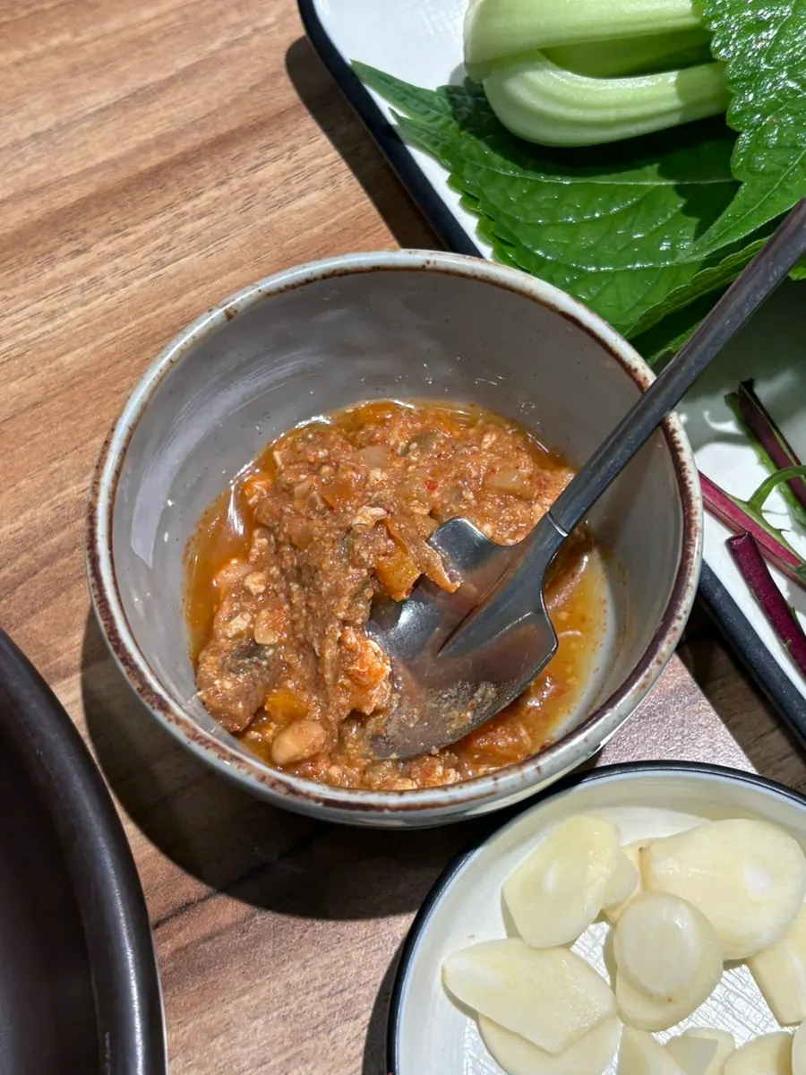 Boiled pork with kimchi and black garlic rice