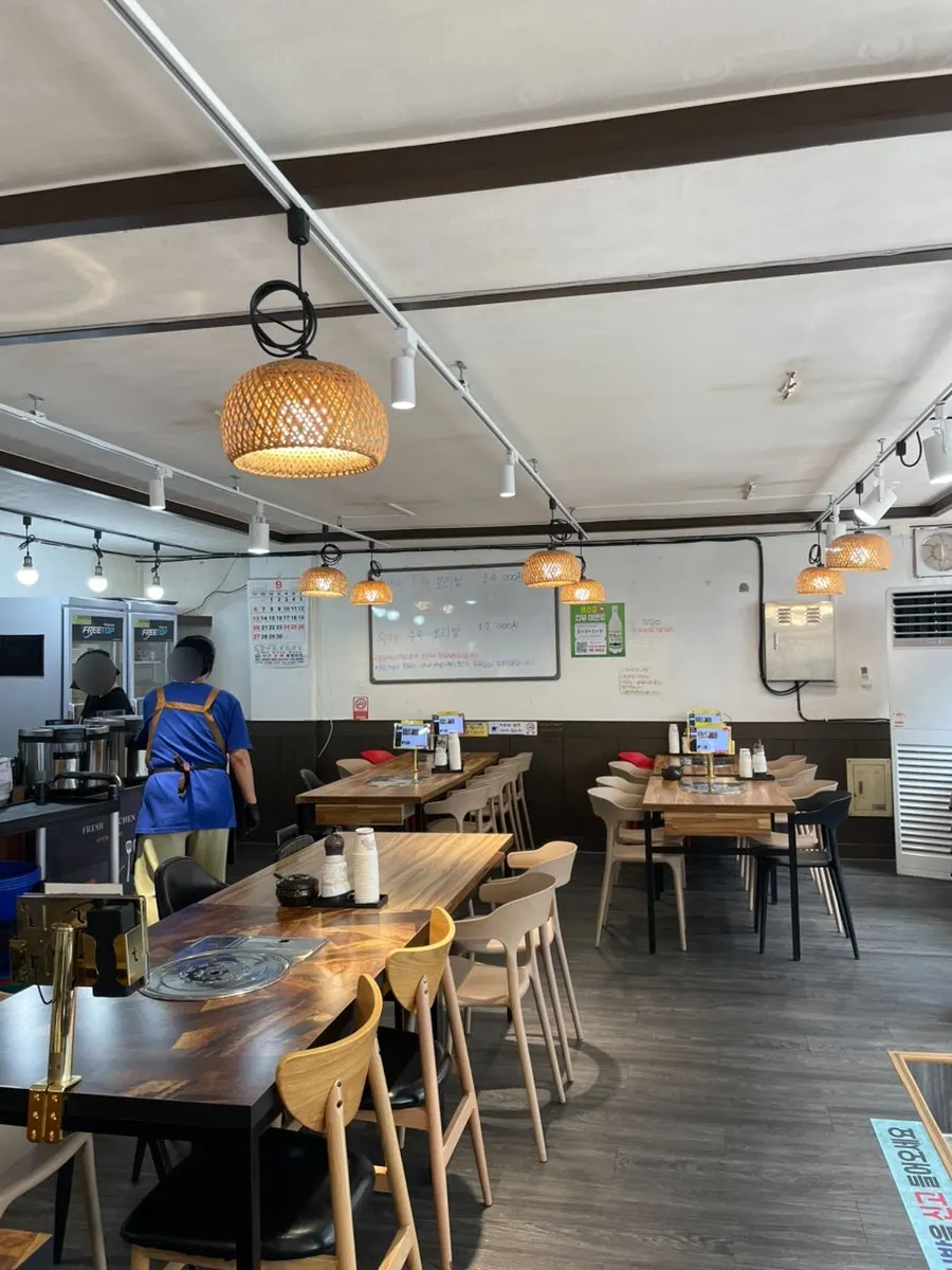 Spacious, clean interior hall of Heukmaneul Boribap