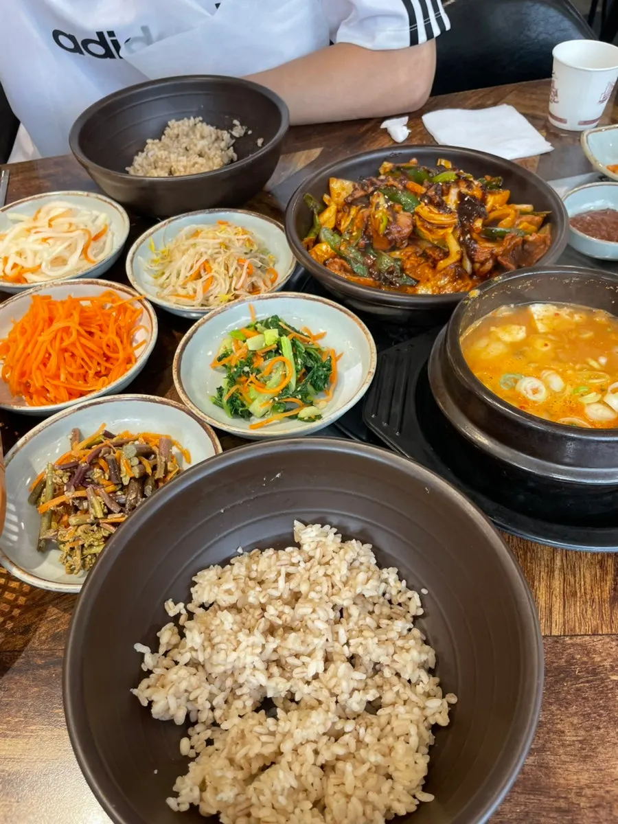 Table with lettuce wraps set alongside the barley rice set