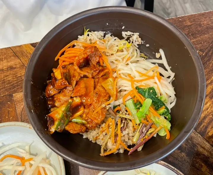 Bibimbap mixed with namul and seasoning sauce