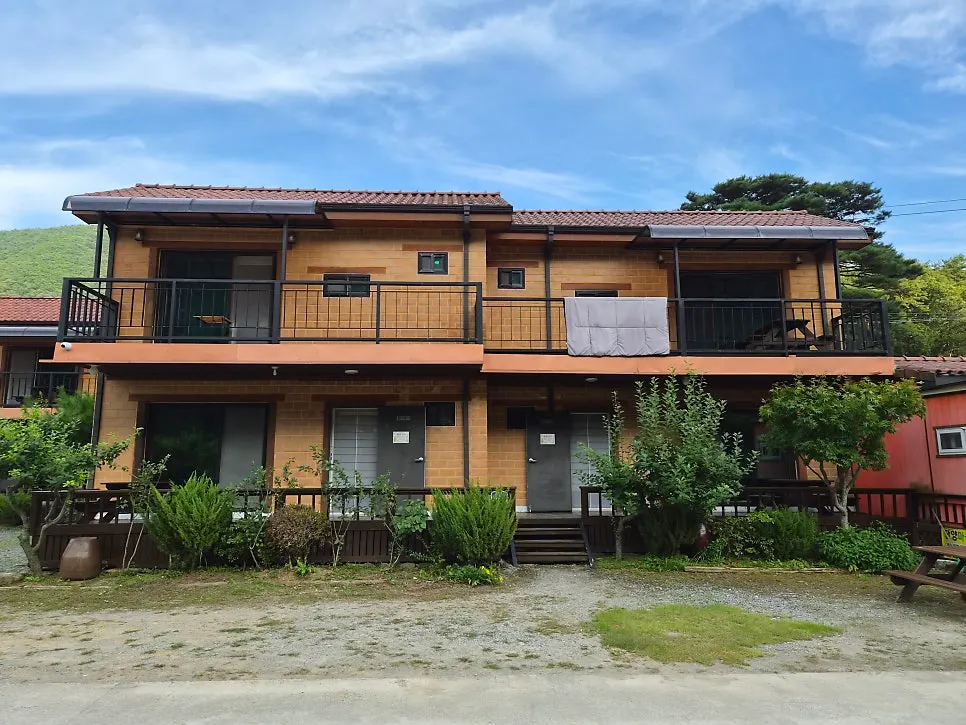 Exterior of the hwangto building with the Seokmun room