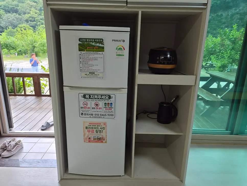Microwave, rice cooker, and other basic amenities