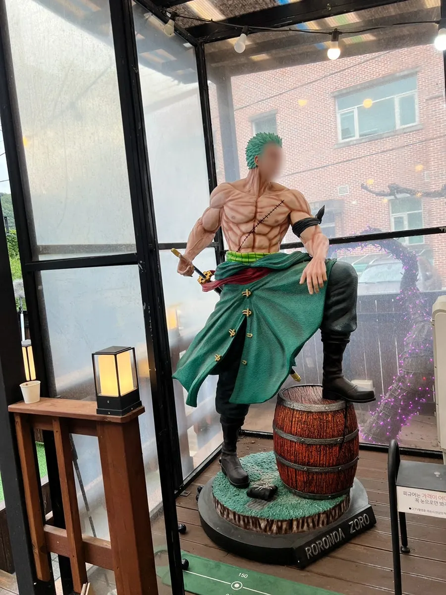 카페 한쪽을 가득 채운 피규어 진열