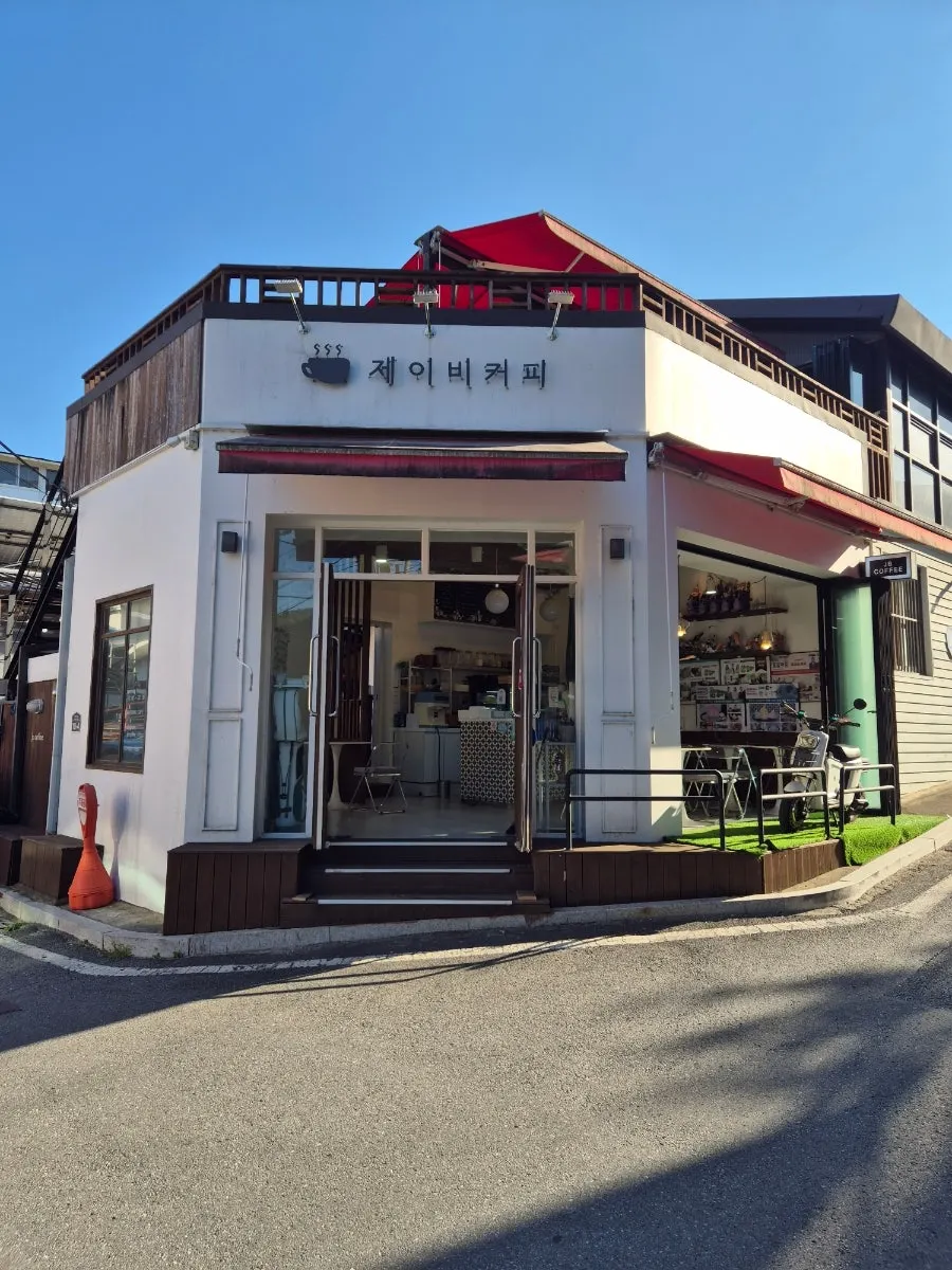 주택가에 자리한 제이비커피 복층 건물 외관