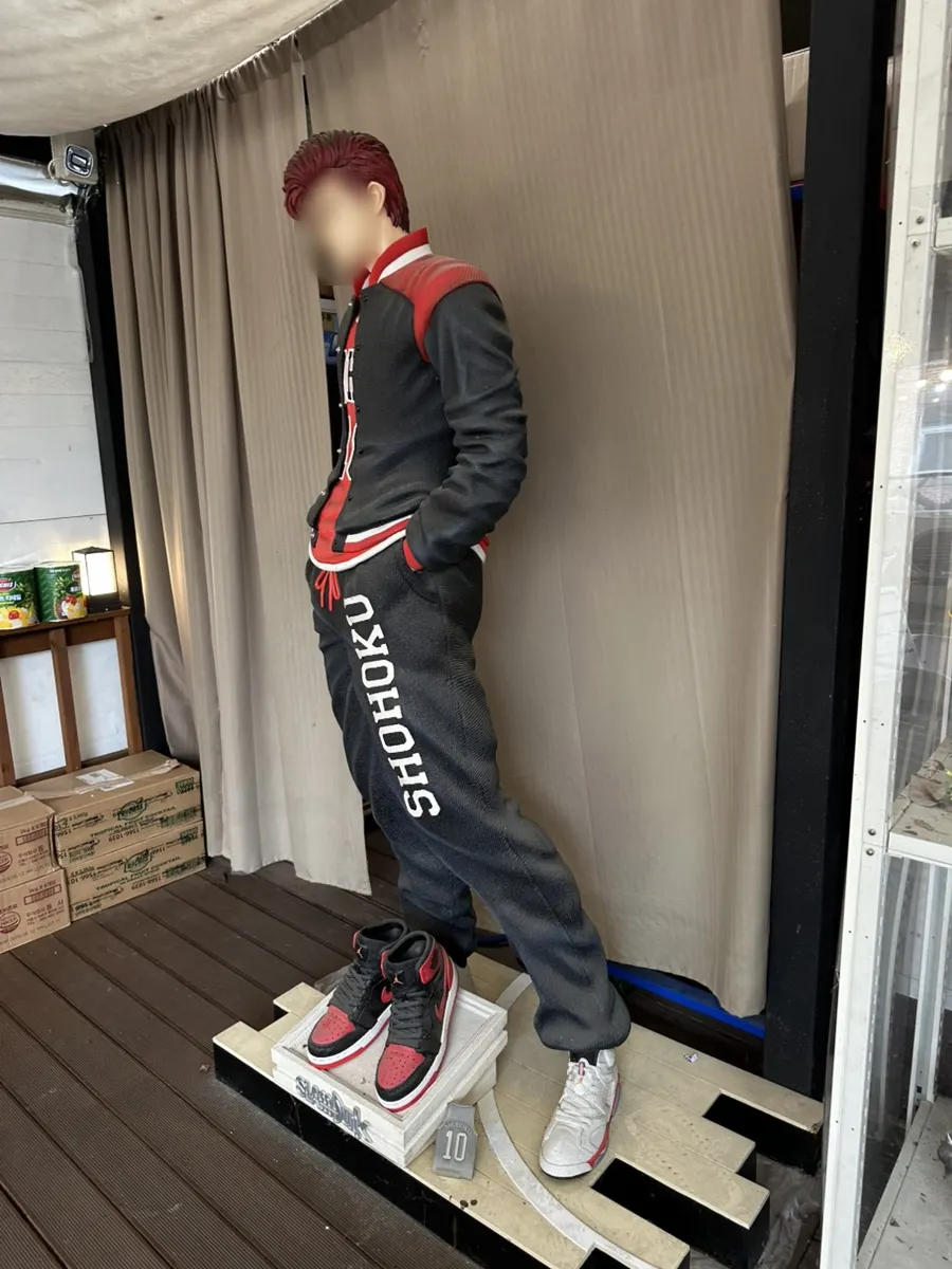 1층에 놓인 큰 피규어