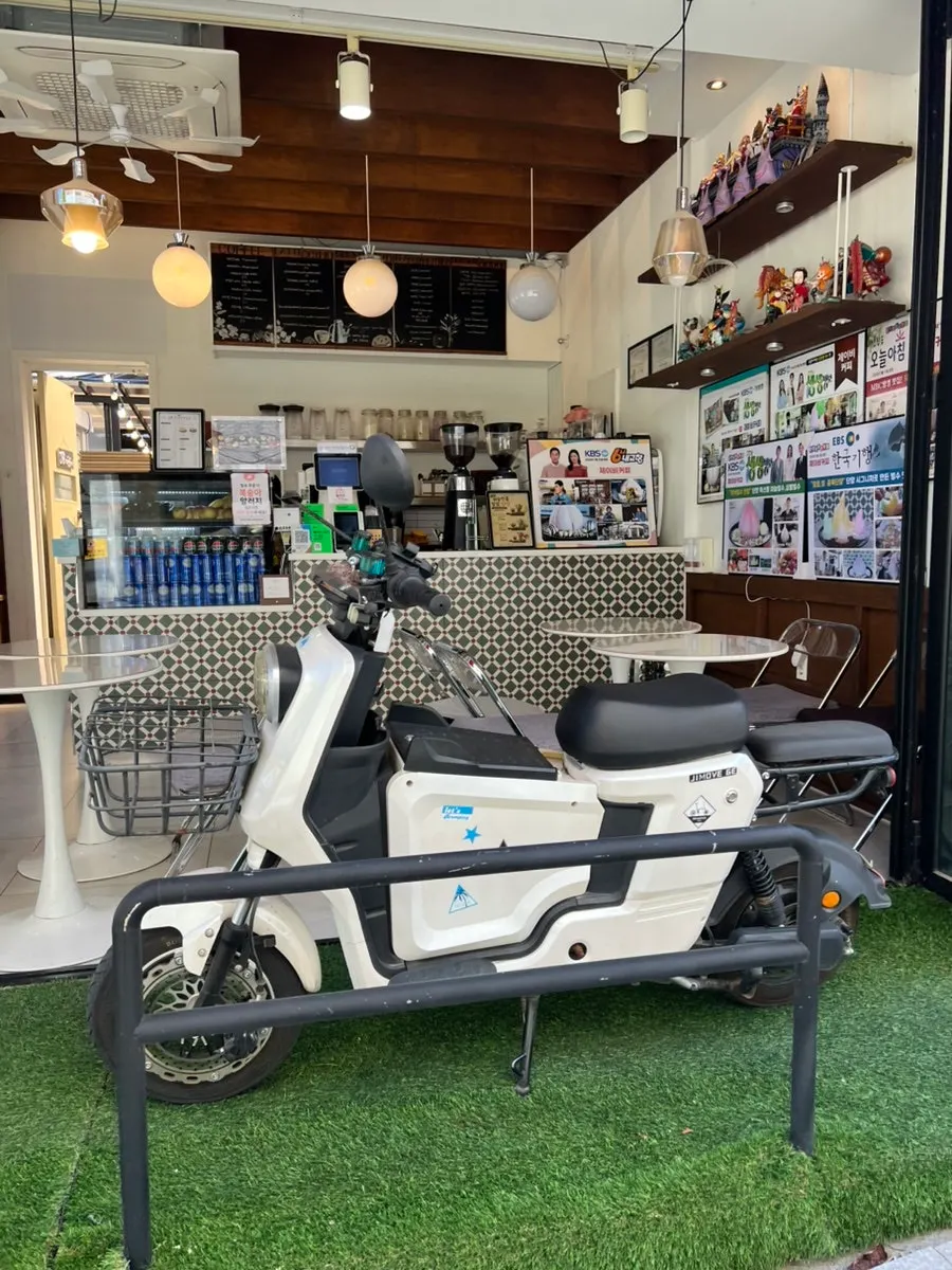 View around JB Coffee's entrance