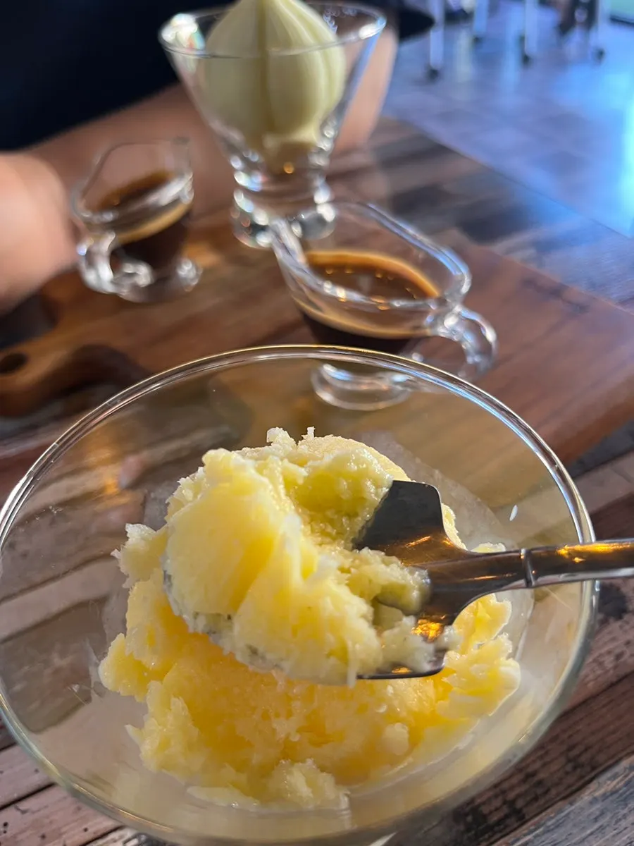 바나나맛 마늘 모양 아이스크림과 화이트초콜릿