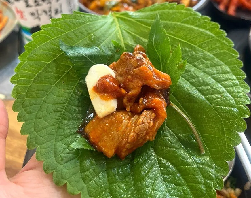 Stir-fried pork coated in black garlic sauce