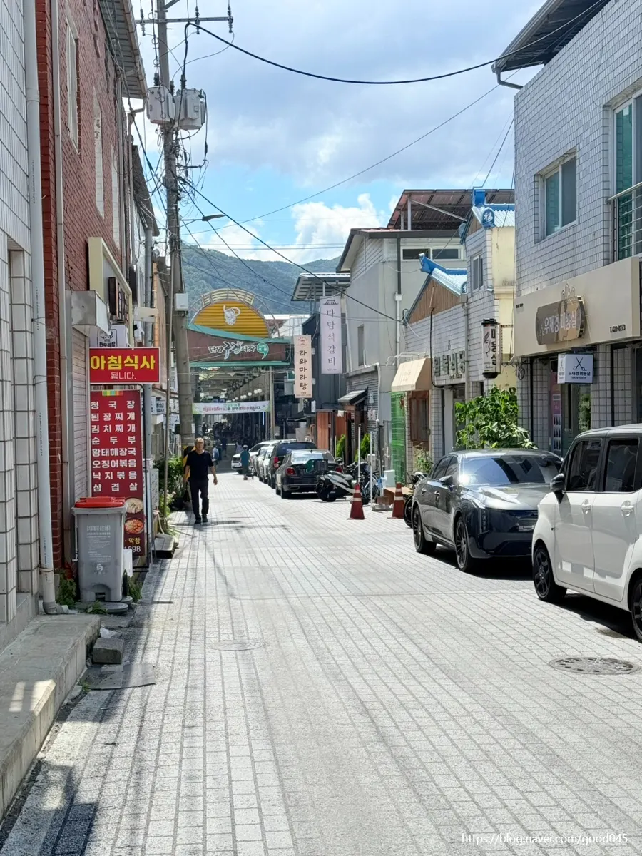 View near the entrance of Heukmaneul Boribap