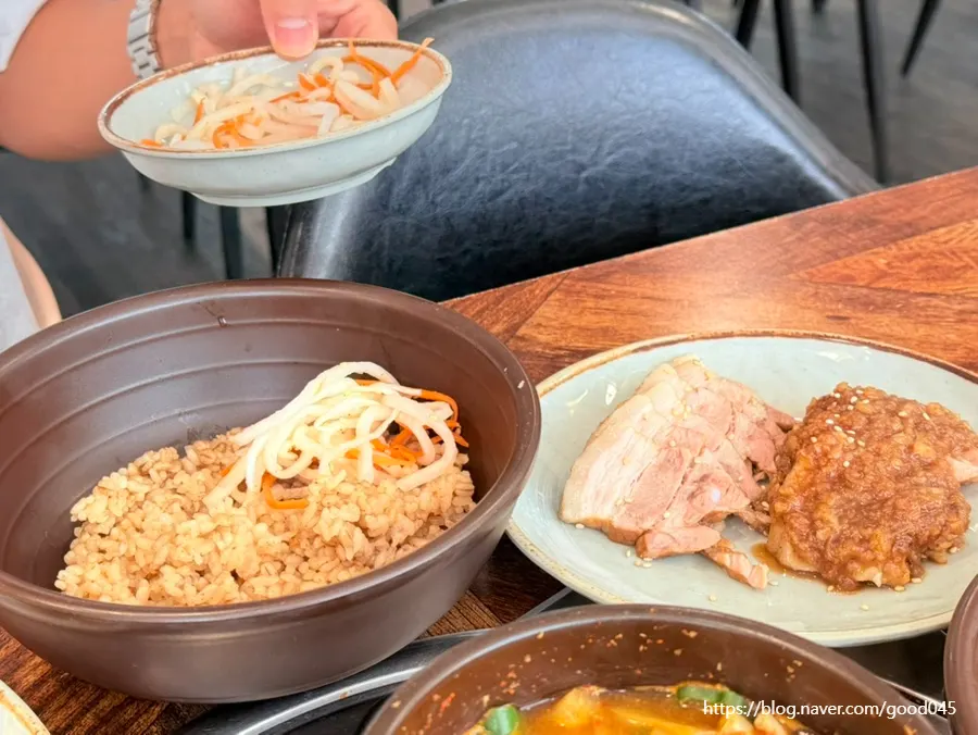 Mixed barley rice with side dishes