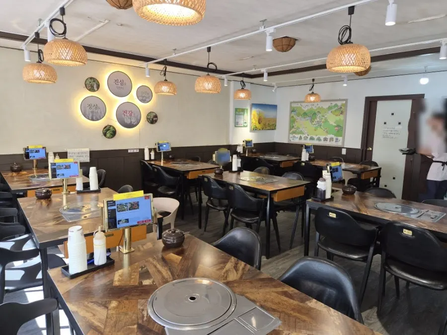 Interior view of Heukmaneul Boribap