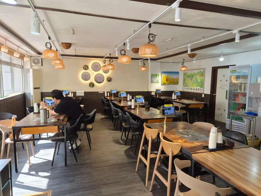 Generously spaced seating at Heukmaneul Boribap
