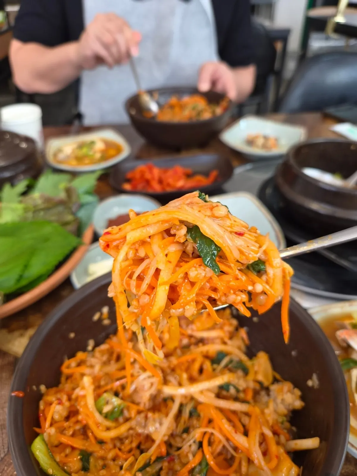 흑마늘 보리밥 정식 전체 상차림 세로 사진