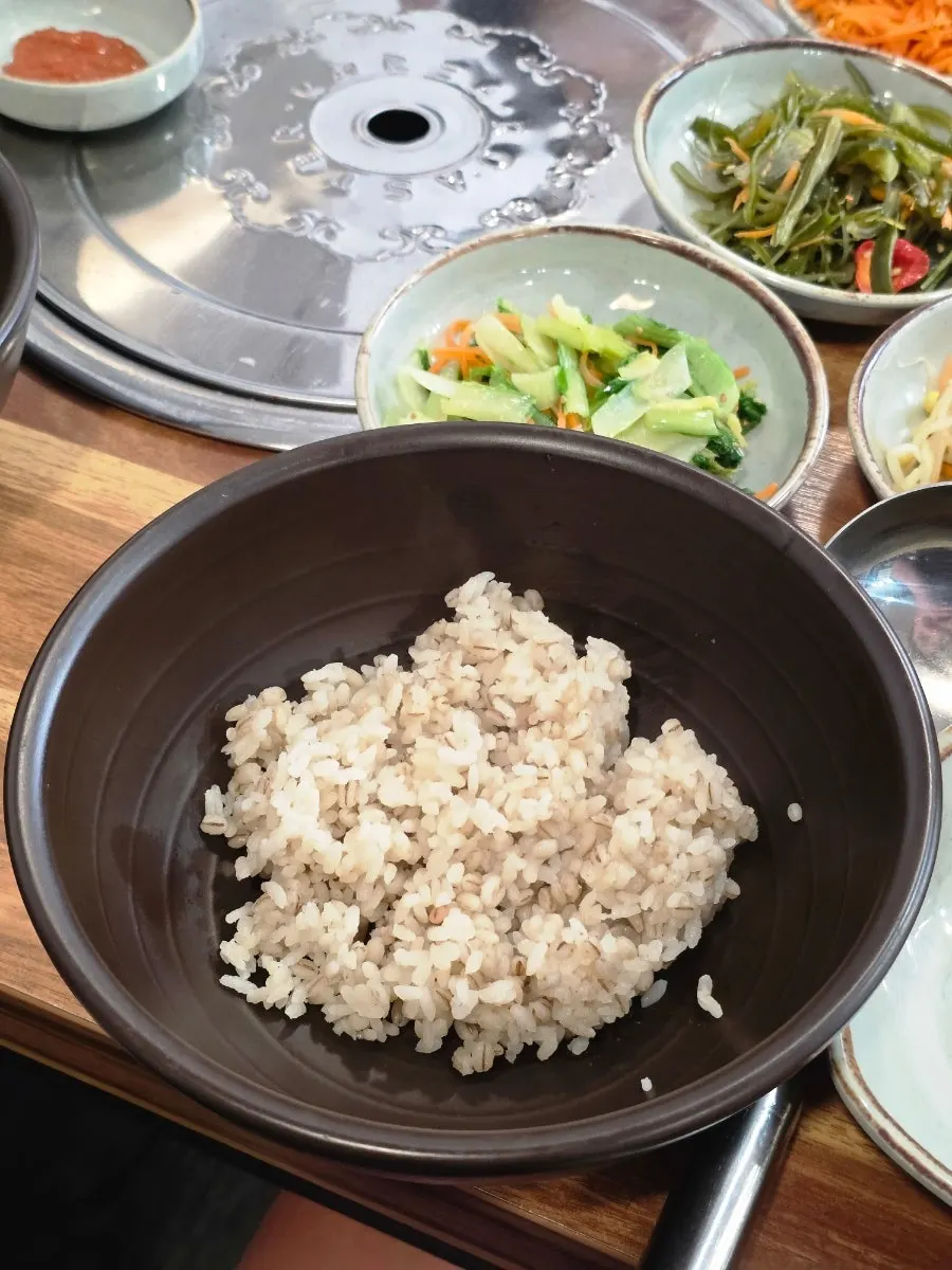 Side dishes served with the barley rice
