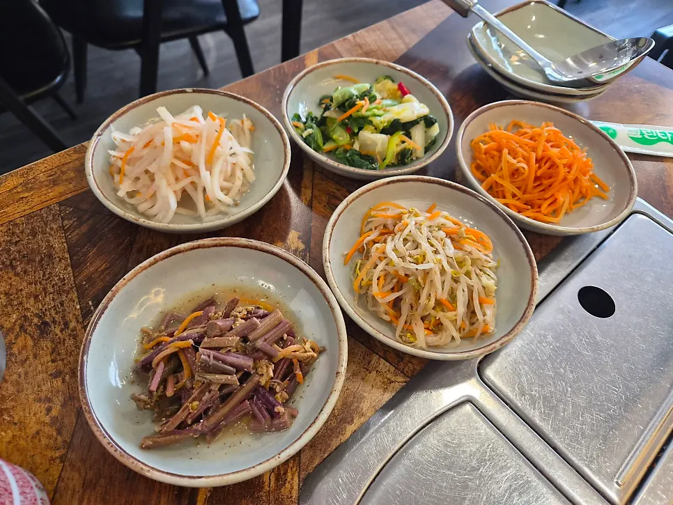 Two jeyuk boribap sets laid out for two people