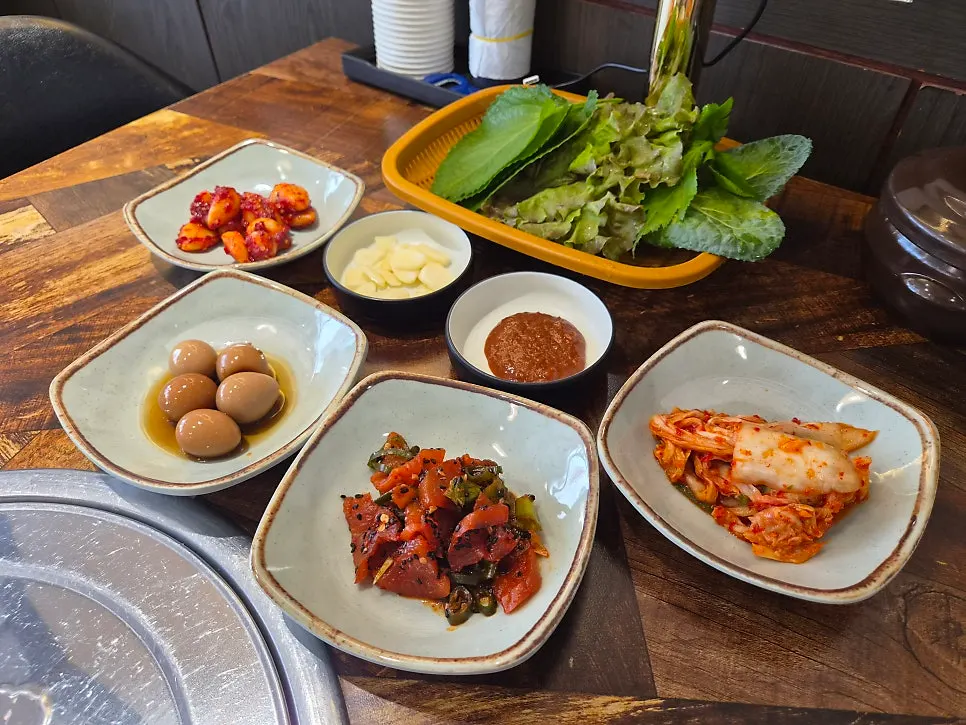 Basic banchan served alongside the boribap