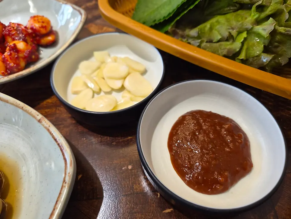 Plates of basic banchan at Heukmaneul Boribap