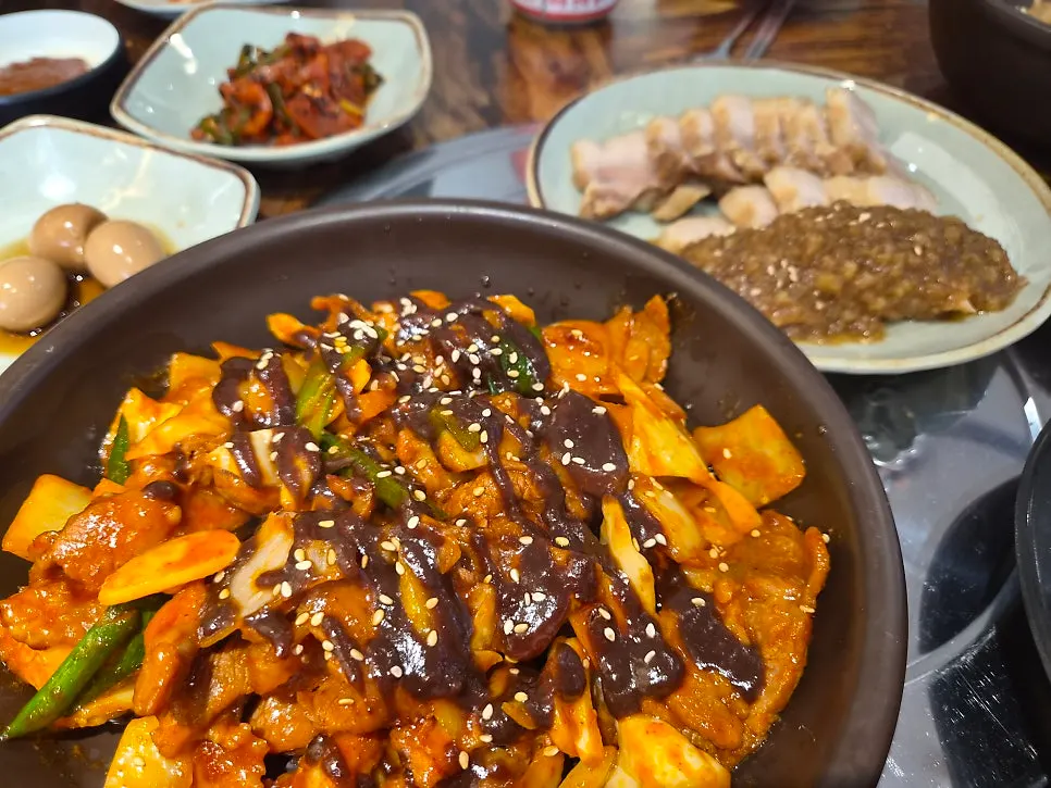 Jeyuk boribap set drizzled with black garlic sauce