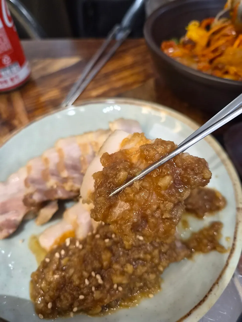 추가로 주문한 수육 한 접시