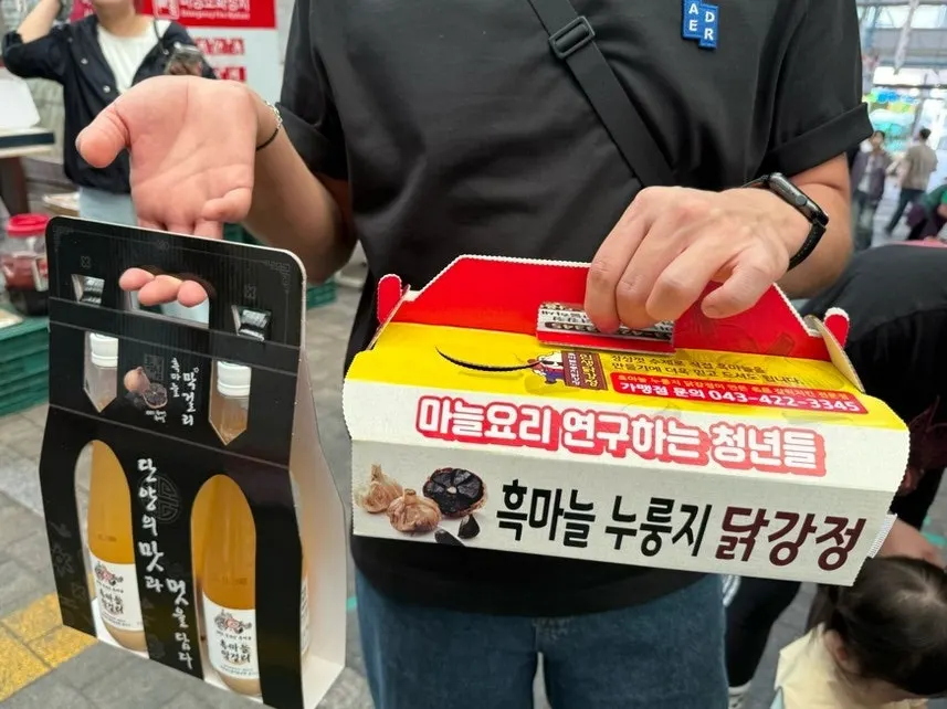 持ち帰り用のタッカンジョンボックスとマッコリのキャリア