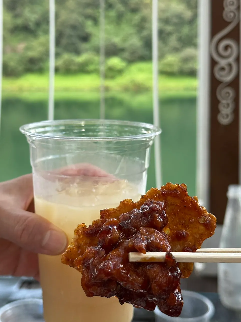 Dakgangjeong eaten together with black garlic makgeolli