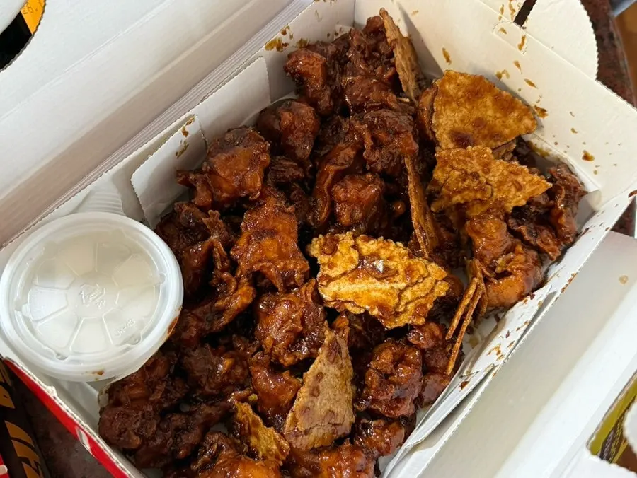 포장 박스에 담긴 흑마늘 2배맛 닭강정