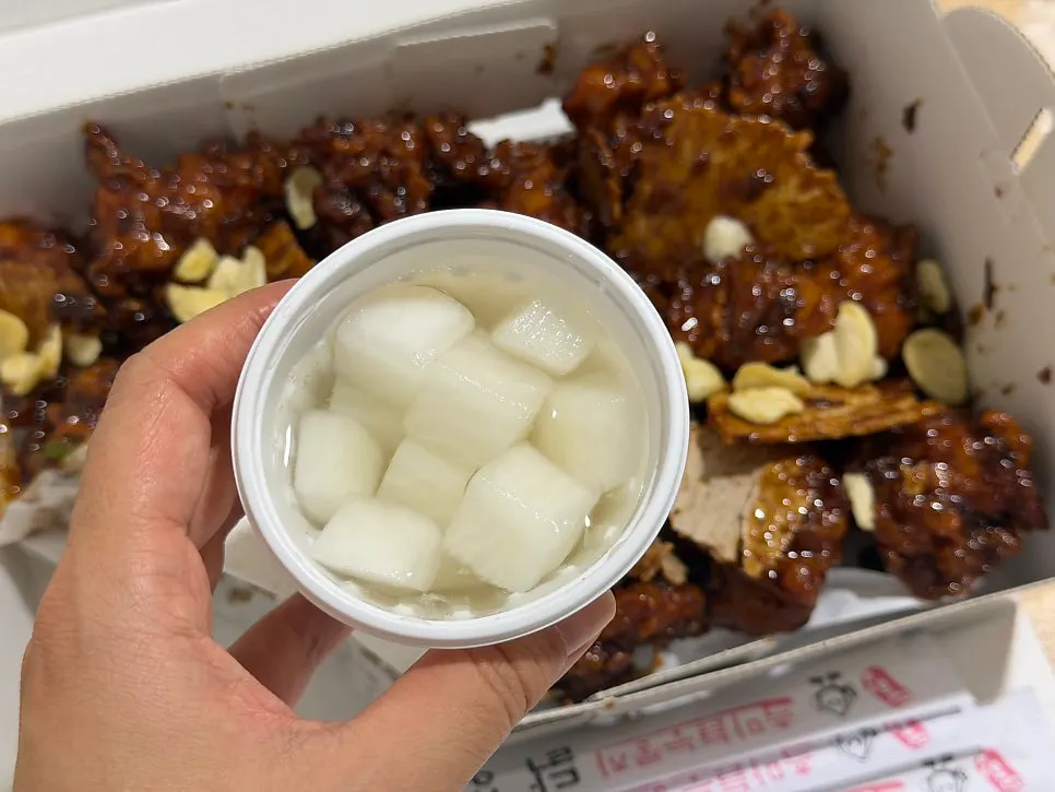 속살이 촉촉한 닭강정 단면
