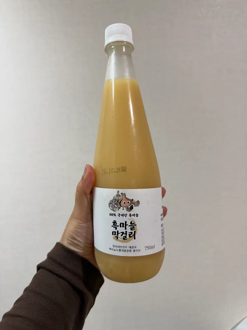 흑마늘막걸리 한 잔과 닭강정 상차림
