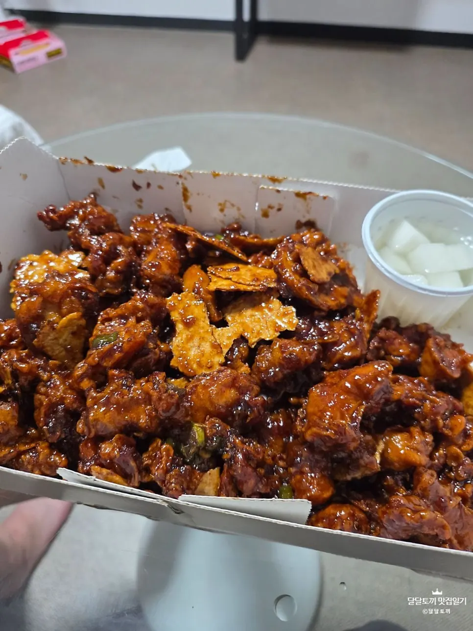 뚜껑을 연 흑마늘 두배맛 닭강정