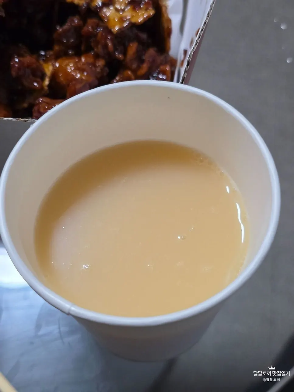 잔에 따른 흑마늘막걸리와 닭강정