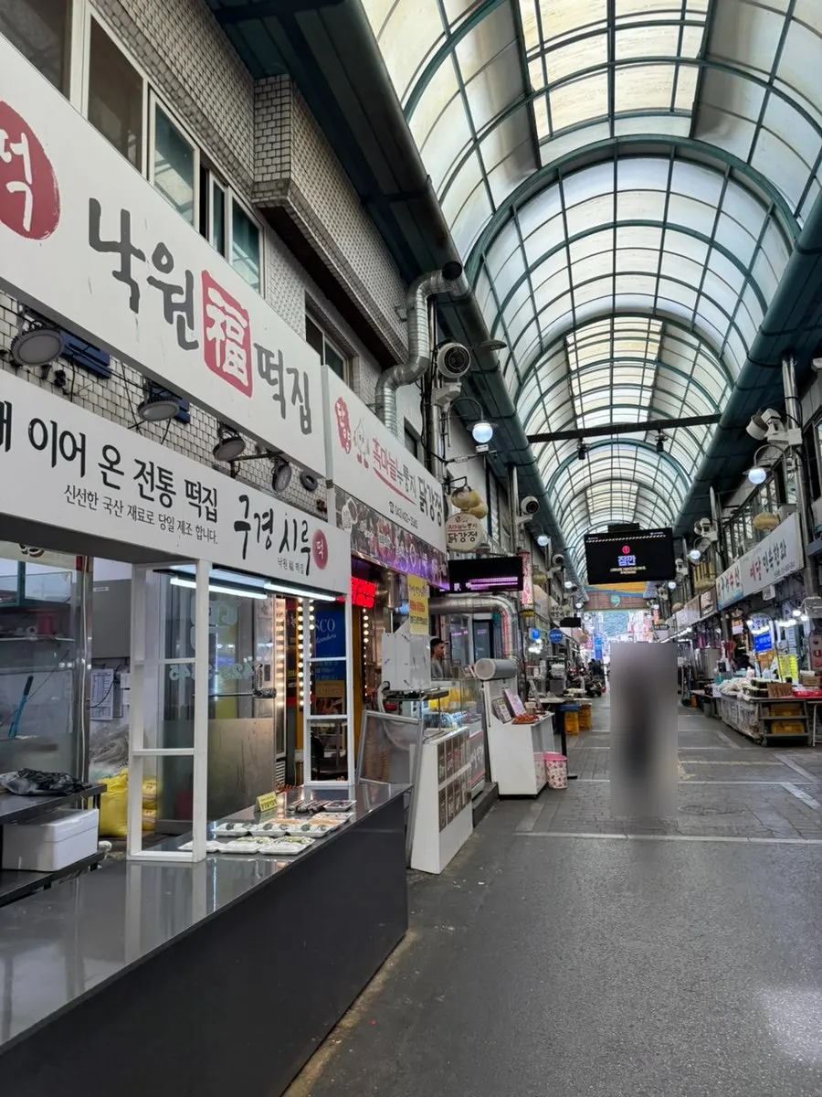 지붕이 있는 단양 구경시장 골목
