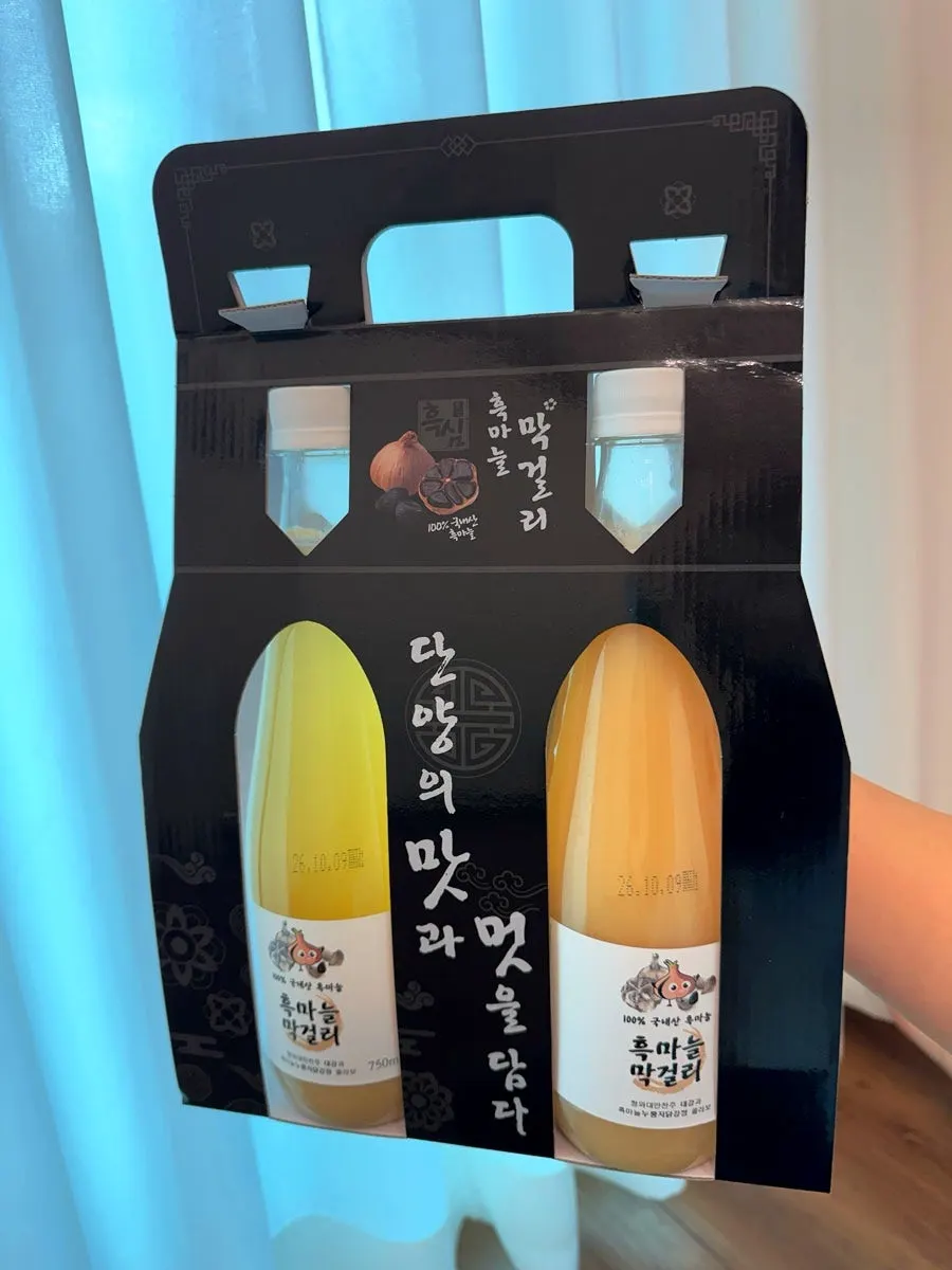 손잡이 달린 흑마늘 막걸리 두 병 패키지