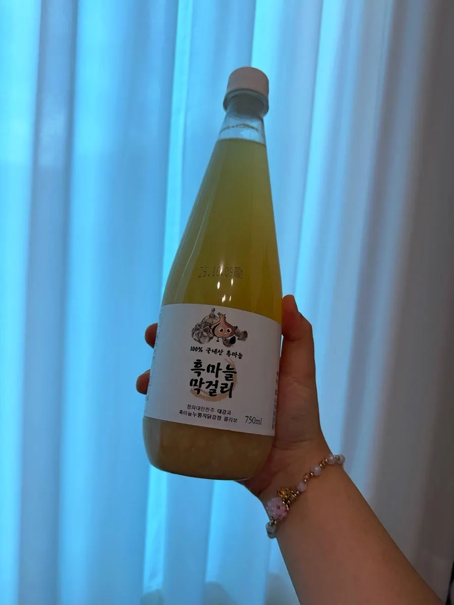 잔에 따른 단양 흑마늘 막걸리