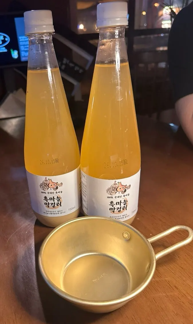 닭강정과 누룽지를 함께 집어 든 모습