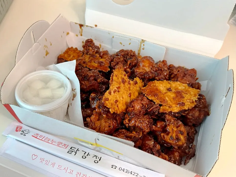 치킨무가 함께 담긴 누룽지 닭강정 포장
