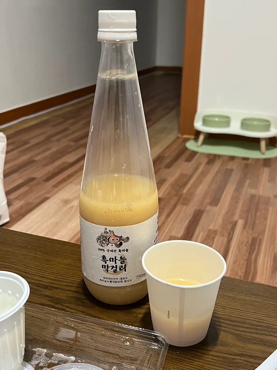 잔에 따른 흑마늘막걸리