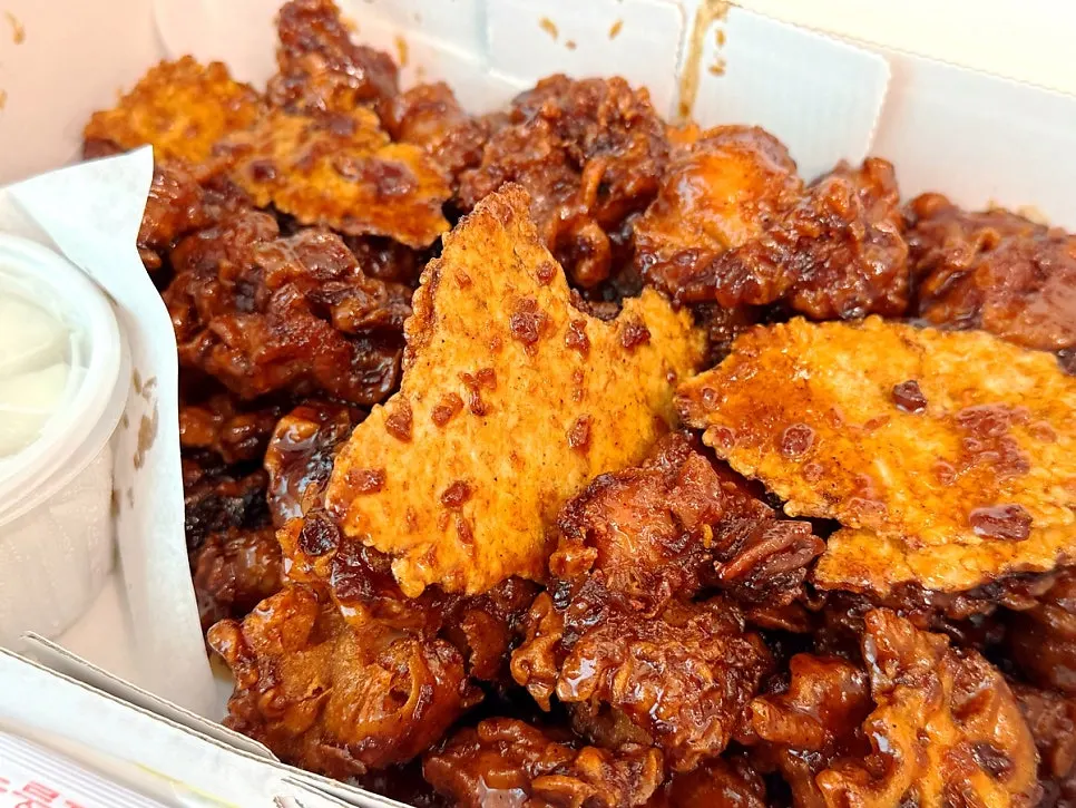 양념이 묻은 흑마늘 2배맛 닭강정