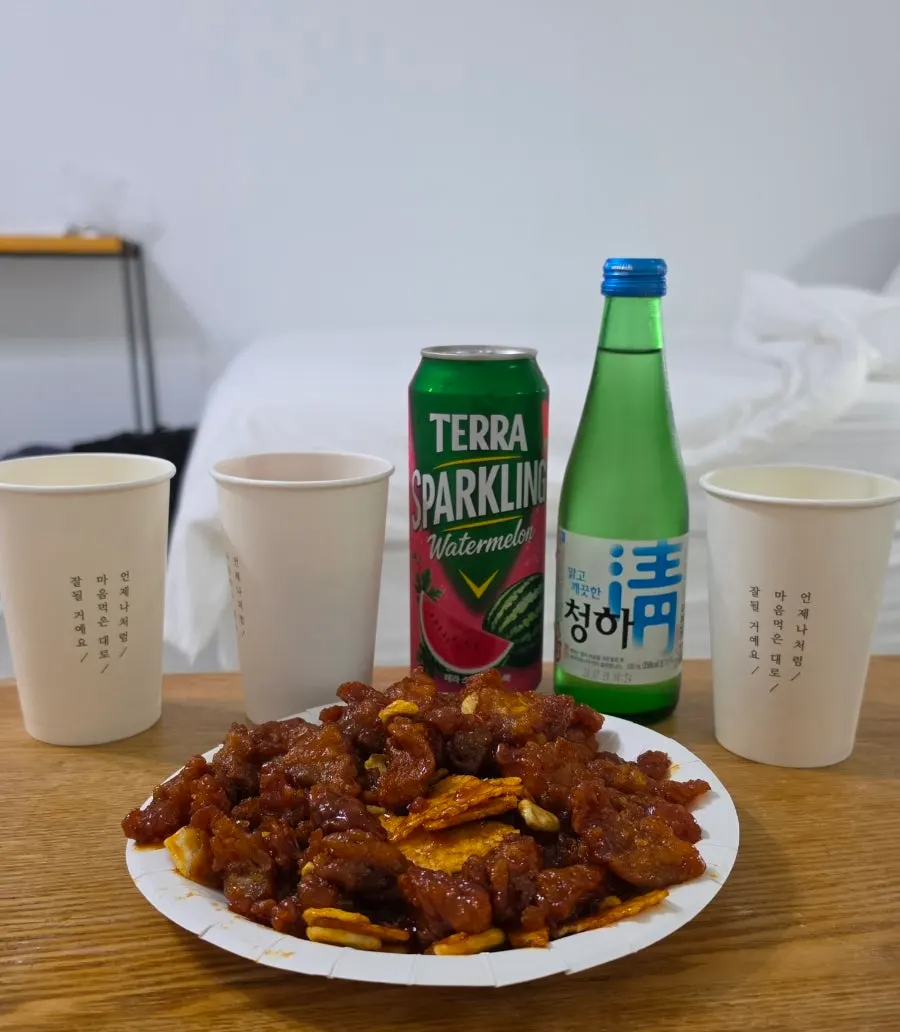 Black garlic makgeolli and dakgangjeong together on the lodging table