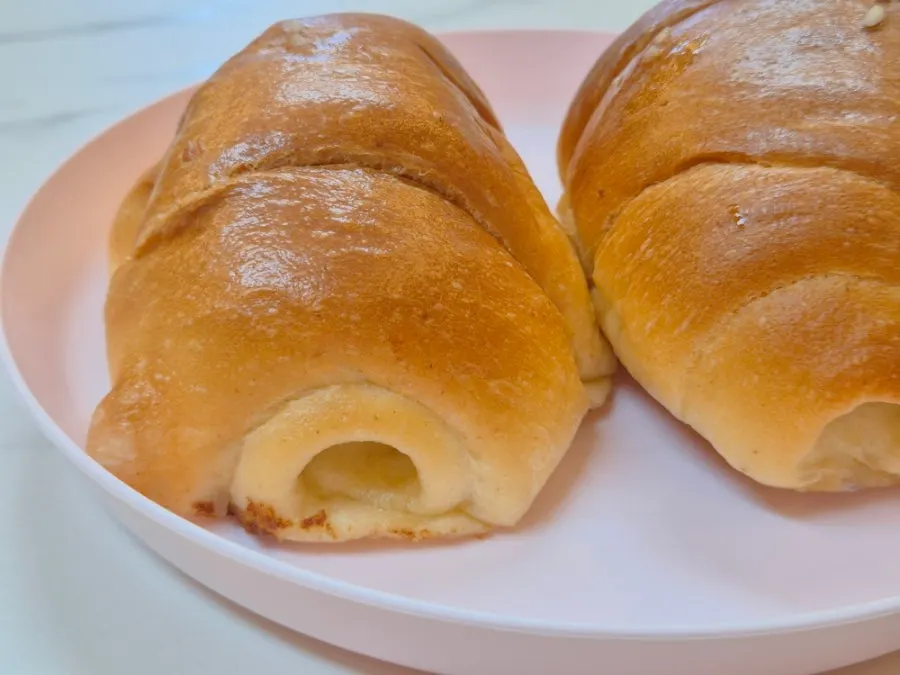Eating Black Garlic Salt Bread again at home