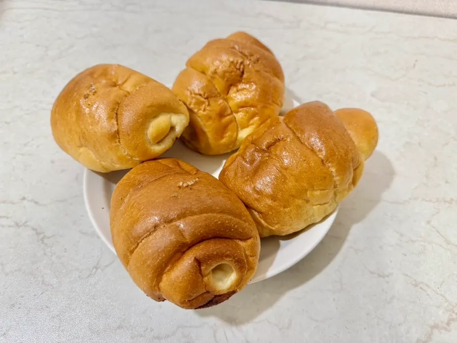오리지널과 마늘 소금빵을 늘어놓은 모습