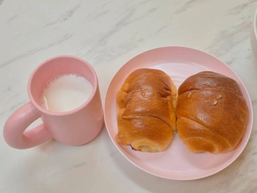 Salt bread and milk plated together