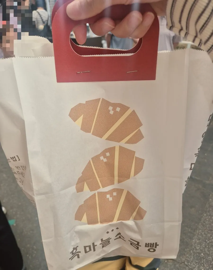 Paper bag packaging with a handle