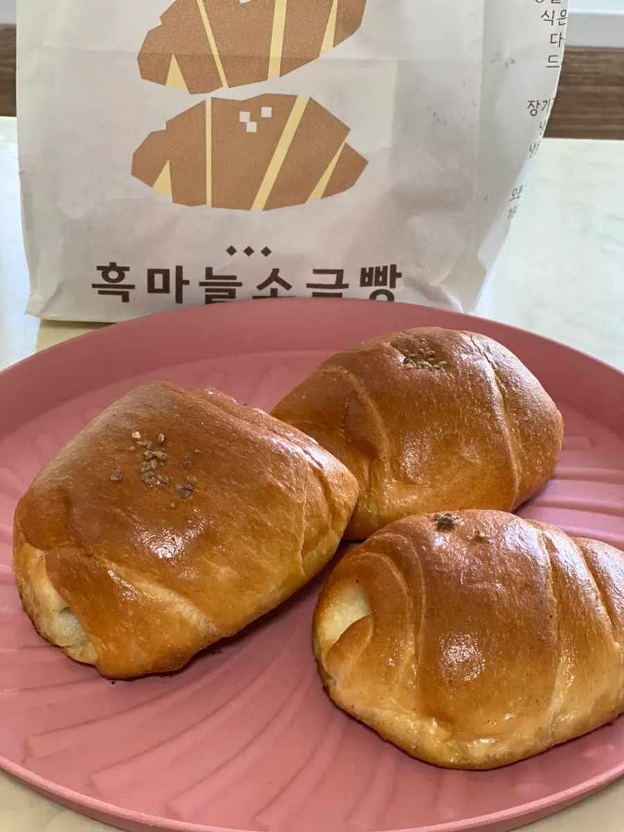 오리지널 소금빵 한 개 클로즈업